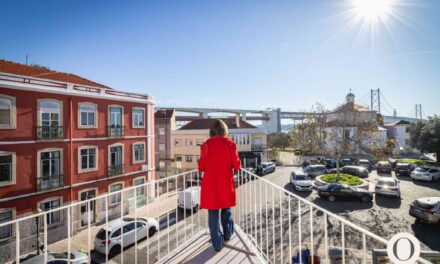 Stylish Renovated Townhouse with Terrace & River Views in Vibrant Alcântara